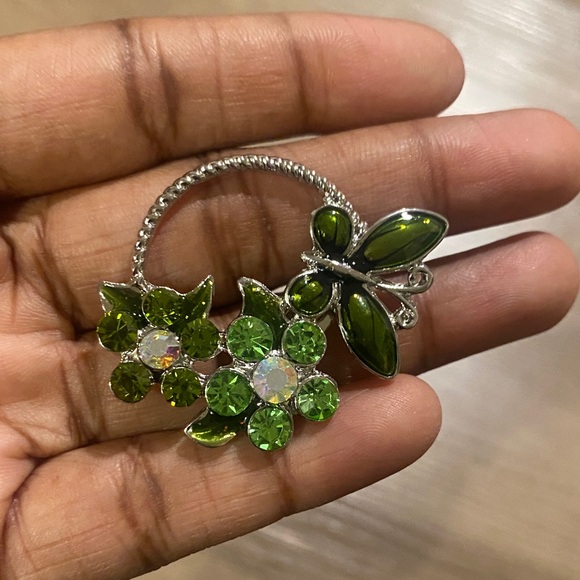 Elegant Green Butterfly and Floral Brooch - Picture 2 of 3